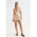 Блестящая мини-юбка.